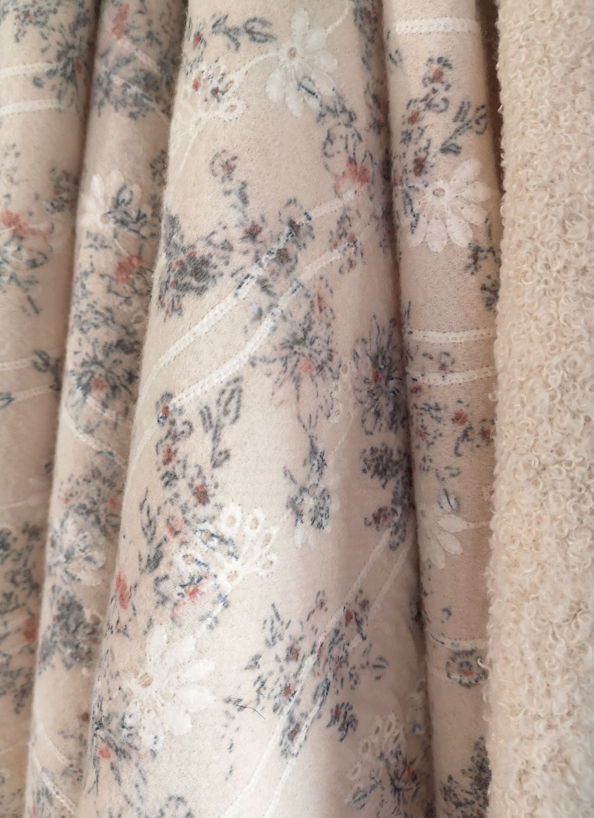 Achat Tissu laine bouclette polyester uni - Selyna – Nuances Fabrics